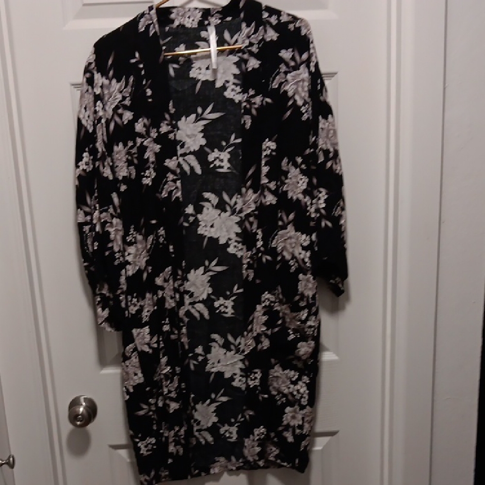 Spiritual Gangster Black and White Floral Kimono